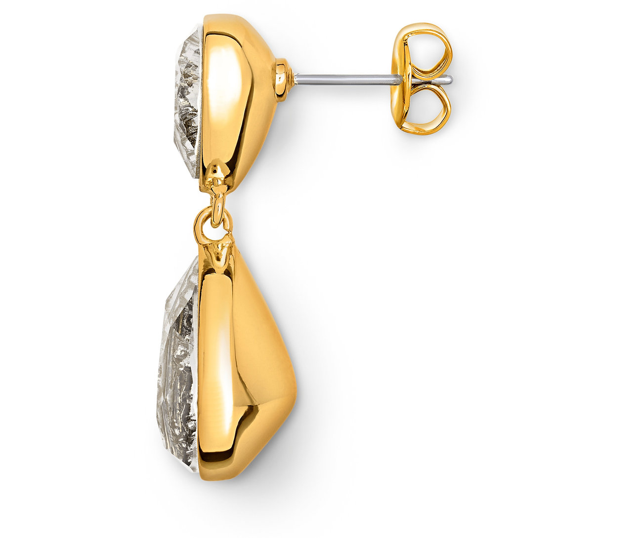 Detail zlaté náušnice s čirým kamenem.