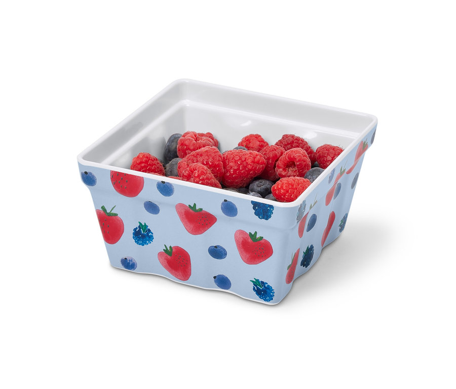 Miska na jahody plná malin a borůvek.