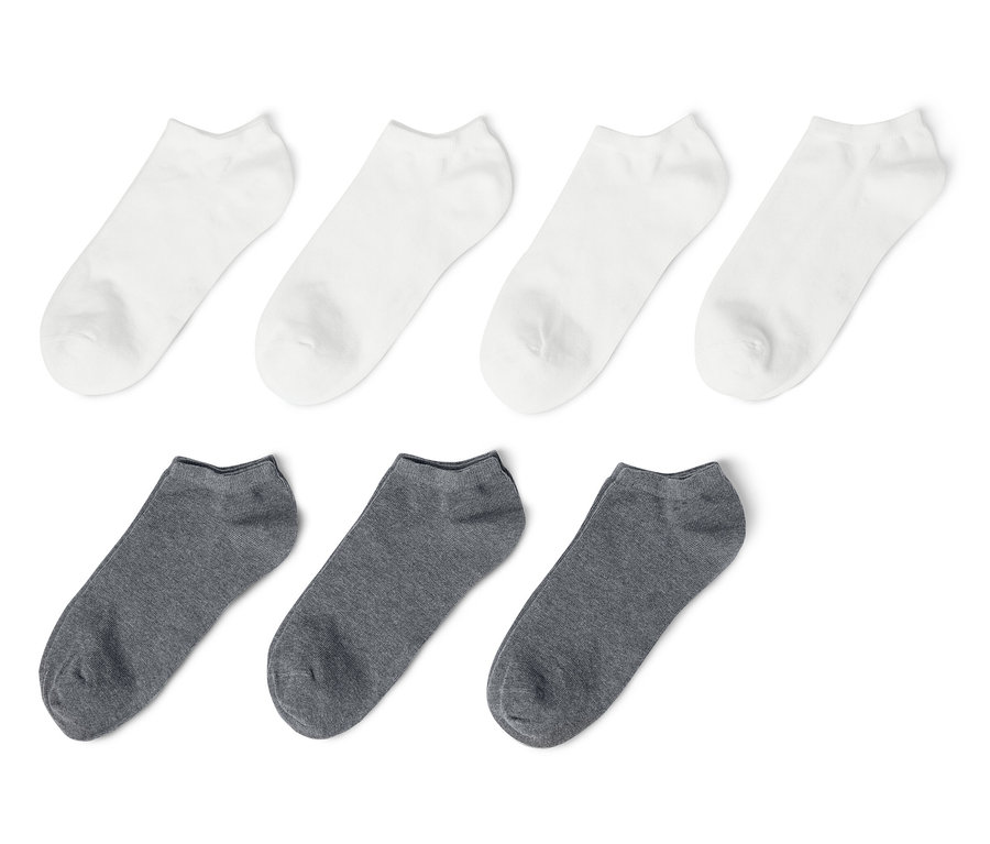 Sedm párů krátkých ponožek v bílé a šedé barvě.