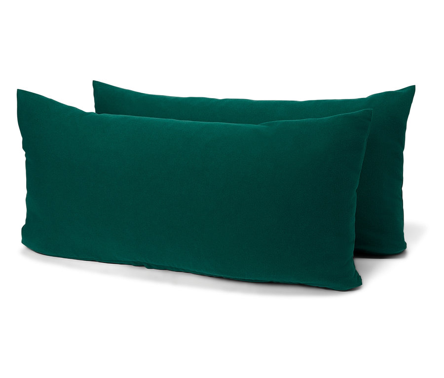 Dva smaragdově zelené polštáře obdélníkového tvaru na bílém pozadí.