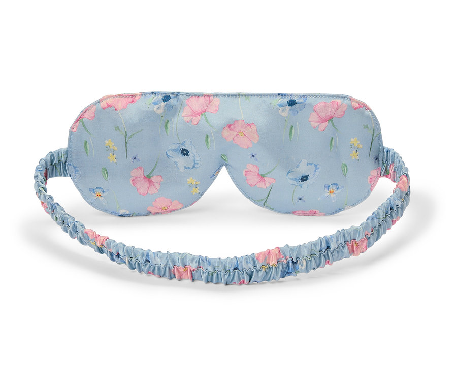 Světle modrá maska na spaní s květinovým vzorem.
