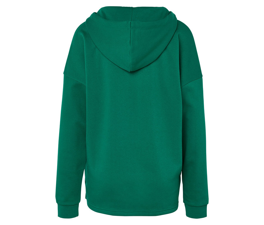 Zadní pohled na zelenou mikinu s kapucí.