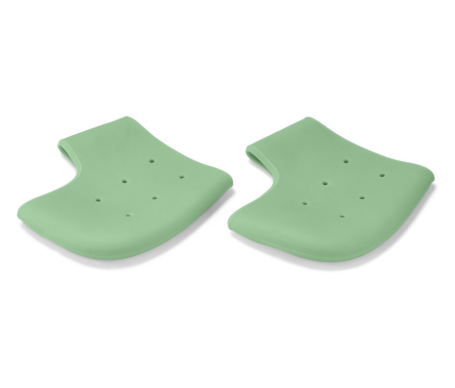 Dva světle zelené silikonové návleky na paty s dírkami na bílém pozadí.