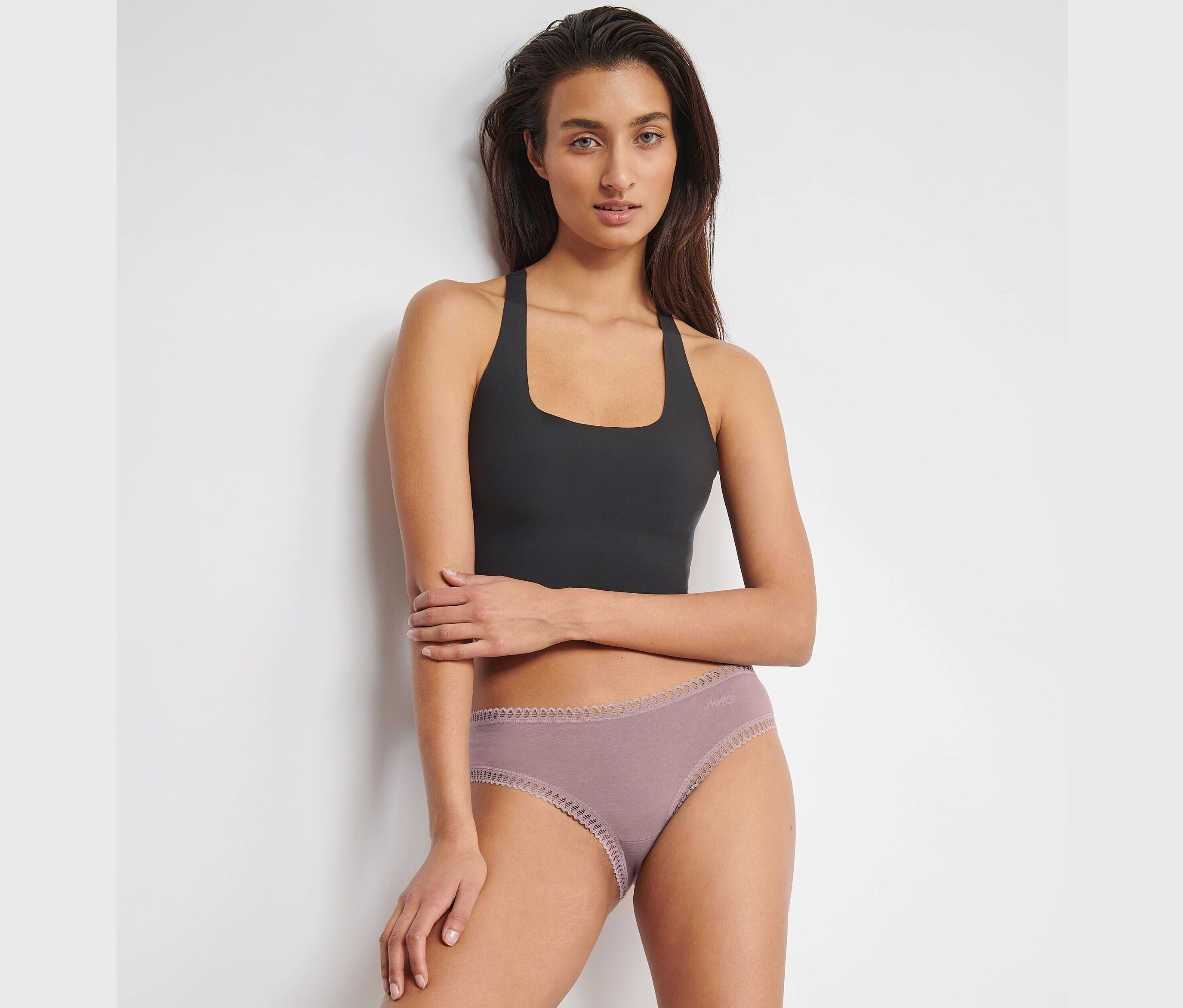 Žena pózuje v tílku a kalhotkách Sloggi GO Crush Hipster C3P, multi col. 1.