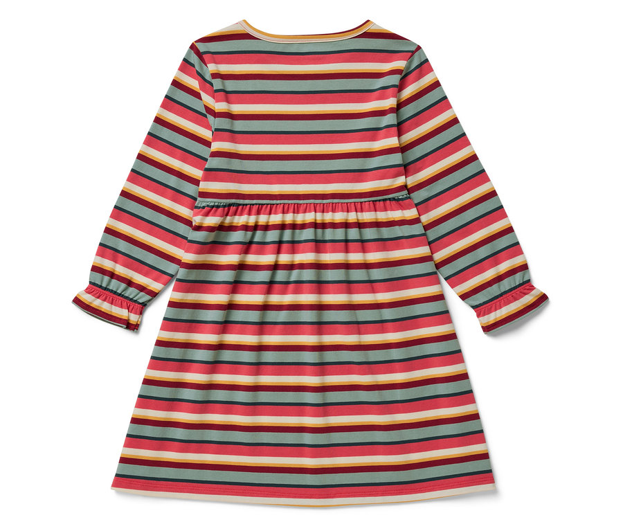 Pohled zezadu na pruhované šaty s dlouhým rukávem.