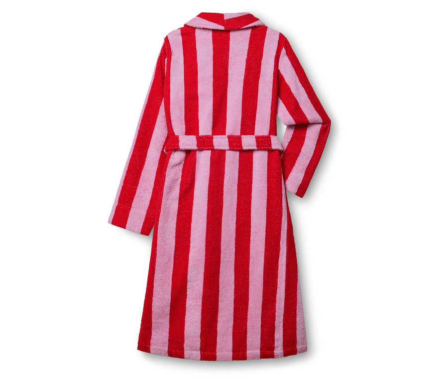 Pohled zezadu na červeno-růžový pruhovaný župan.