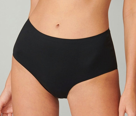 Detail břicha osoby, která má na sobě černé neviditelné maxi kalhotky SCHIESSER. Kalhotky jsou s vysokým pasem a bezešvé.