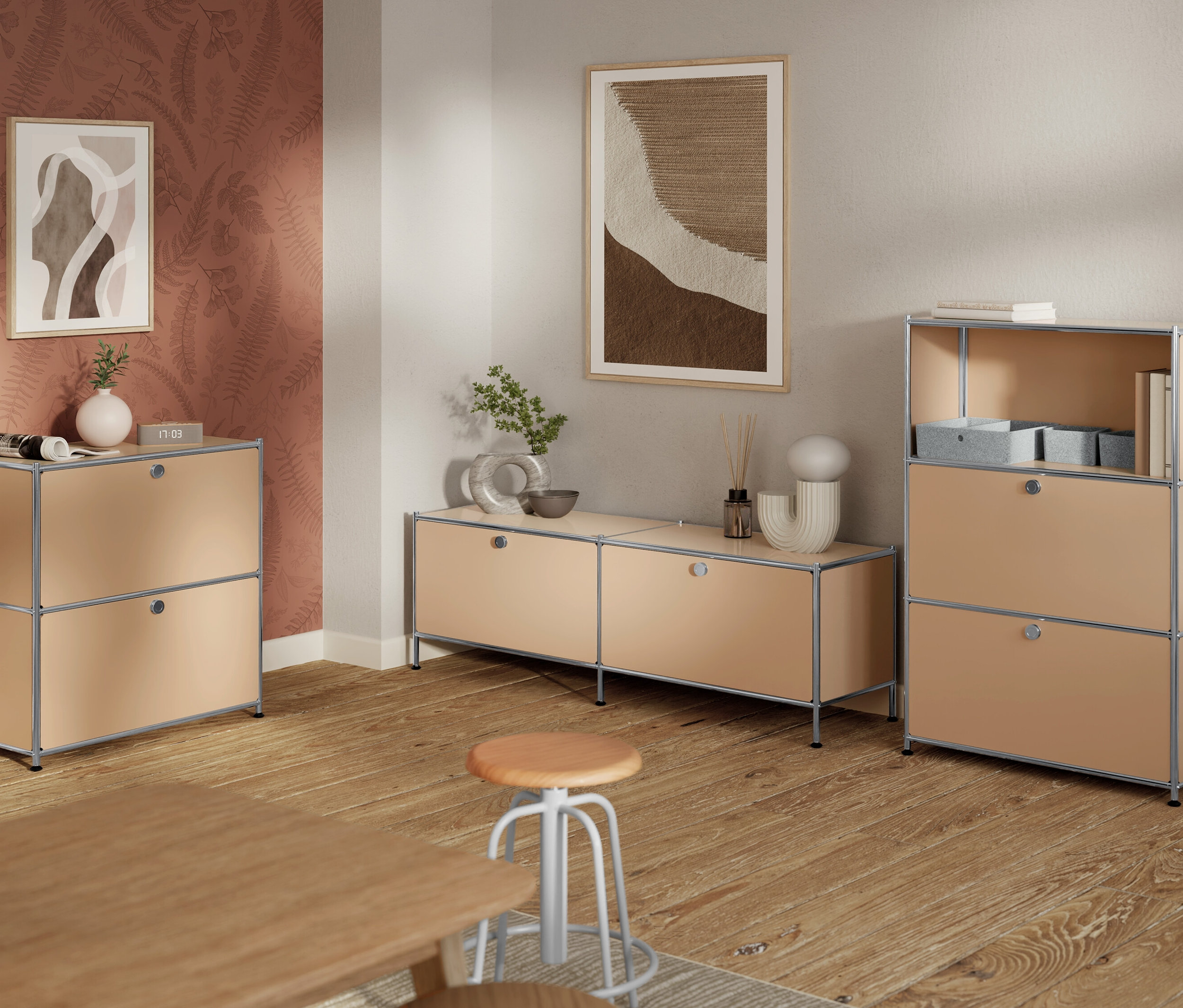 Obývací pokoj se světle hnědými modulárními úložnými jednotkami, světle hnědou stoličkou, dřevěnou podlahou a abstraktními obrazy na stěně.