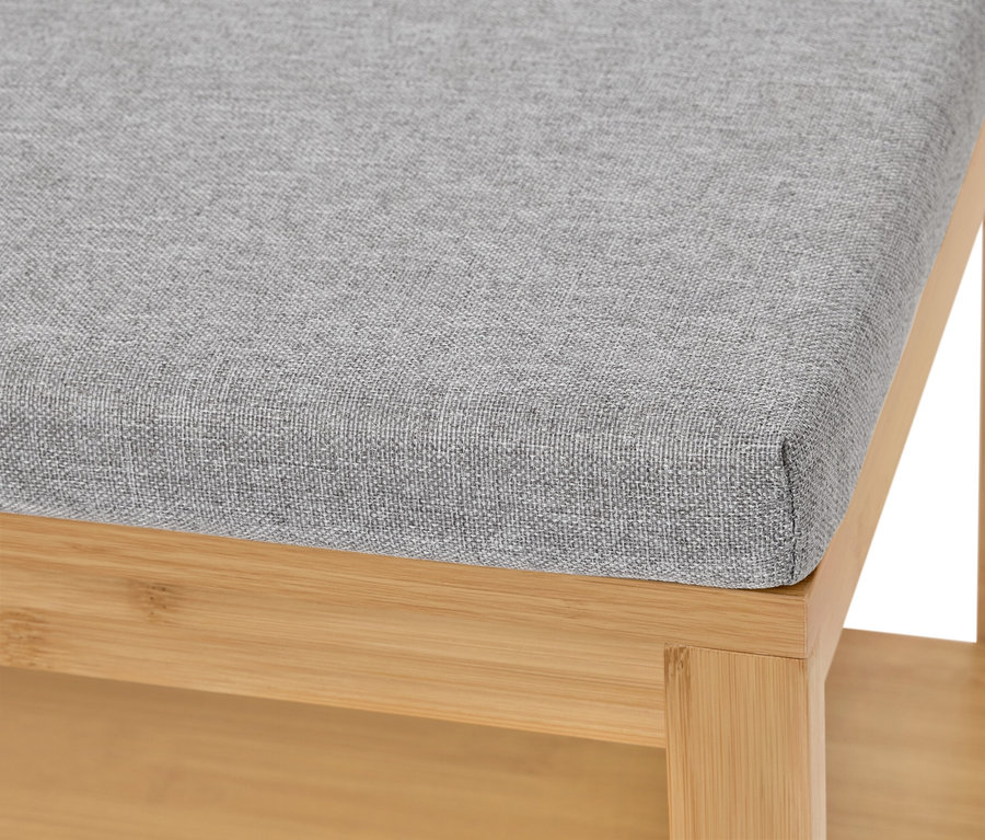 Detailní záběr stoličky se šedou látkou a světlým dřevěným rámem.