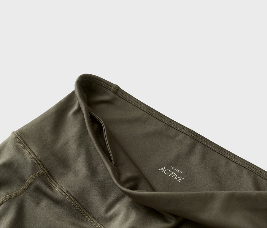 Detail olivových legín Tchibo Active s kapsou.