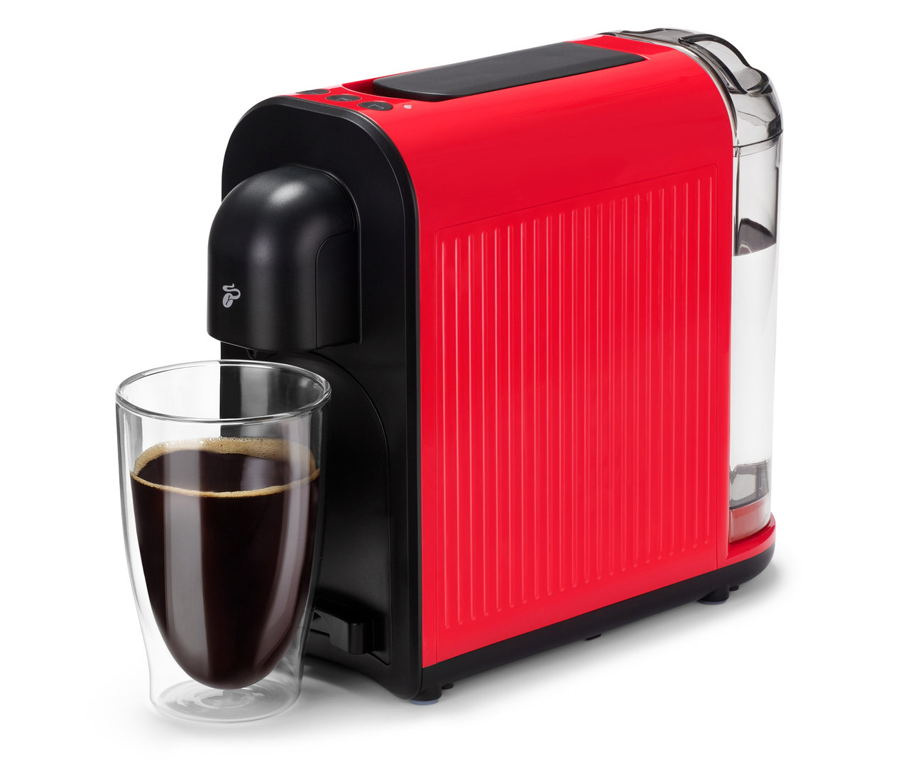 Červený kávovar Cafissimo now red stojí vedle sklenice s tmavou kávou.