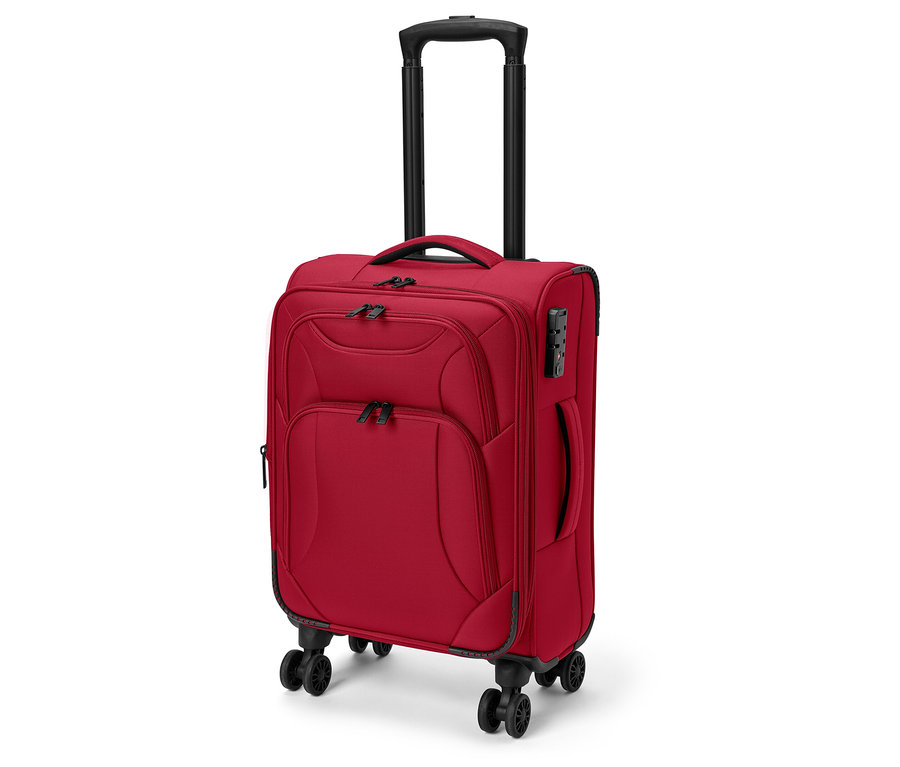Malý červený textilní kufr s vysunutou rukojetí, předními kapsami a kolečky.