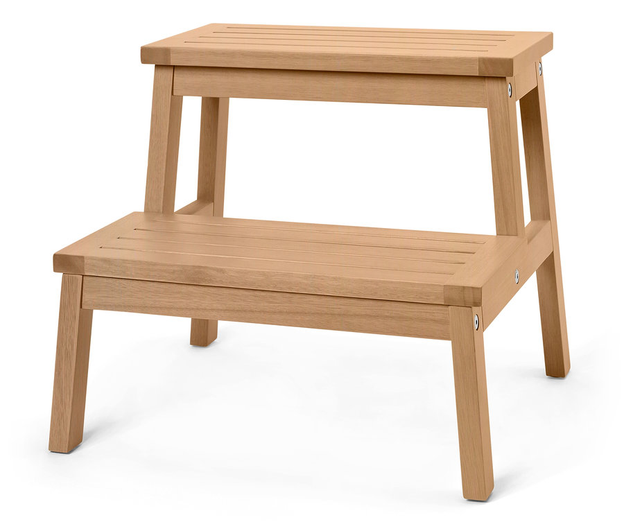 Dvojstupňová stolička ze světlého dřeva na bílém pozadí.