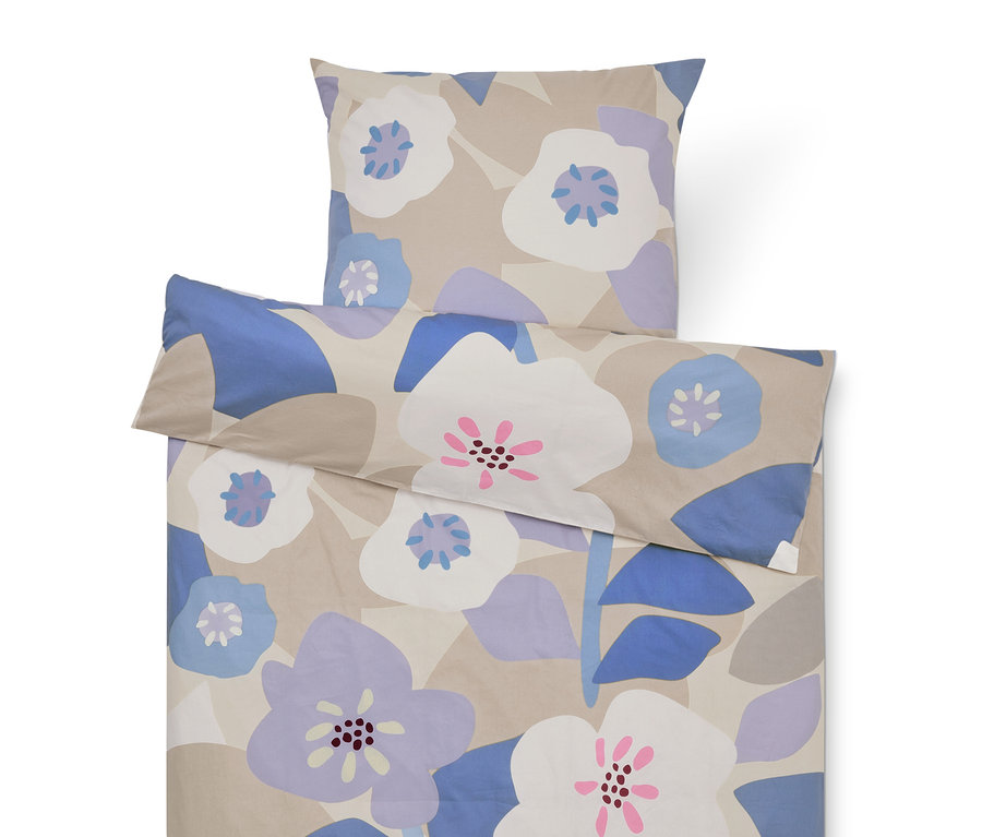 Sada ložního prádla s květinovým vzorem v béžové, fialové a modré barvě, skládající se z povlaku na polštář a povlaku na přikrývku.
