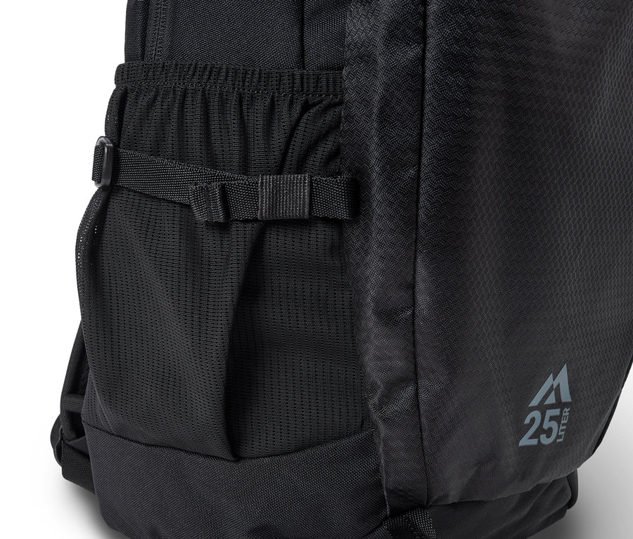 Detailní pohled na černou textilní tašku se síťovanou boční kapsou a logem s nápisem 25 litrů.