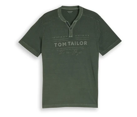 Tmavě zelené tričko Henley s krátkým rukávem a knoflíkovou légou. Na přední straně je velký nápis "TOM TAILOR", pod ním "Riviera Days" psacím písmem a souřadnice "53°37′15.6″N" a "9°57′26.5″E" s doprovodným textem.