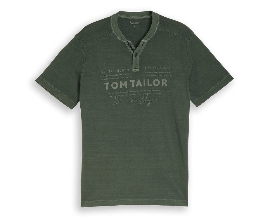 Tmavě zelené tričko Henley s krátkým rukávem a knoflíkovou légou. Na přední straně je velký nápis "TOM TAILOR", pod ním "Riviera Days" psacím písmem a souřadnice "53°37′15.6″N" a "9°57′26.5″E" s doprovodným textem.