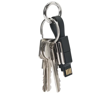 Svazek klíčů se třemi klíči a černým USB diskem na stříbrném kroužku.