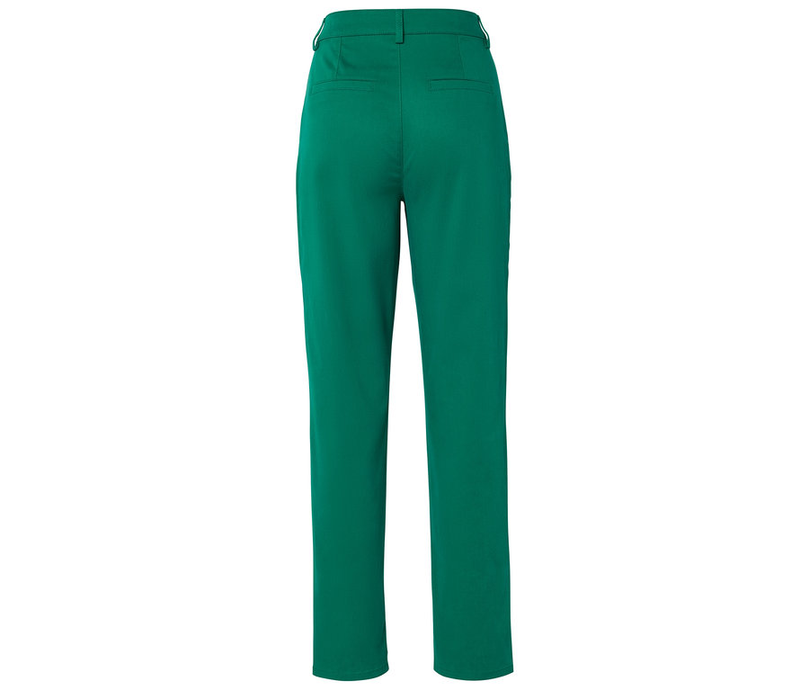 Pohled zezadu na zelené kalhoty s rovnými nohavicemi.