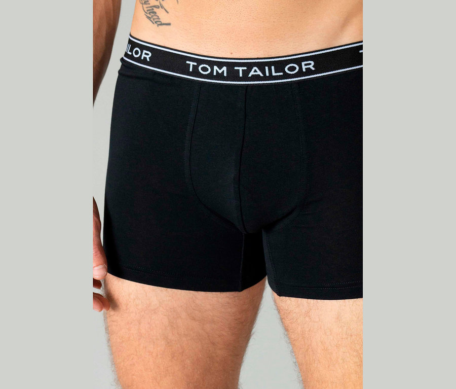 Detailní záběr na muže v černých boxerkách značky Tom Tailor.