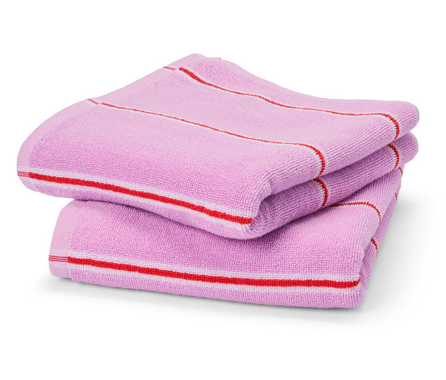 Hromada tří růžových ručníků s červenými a bílými pruhy.