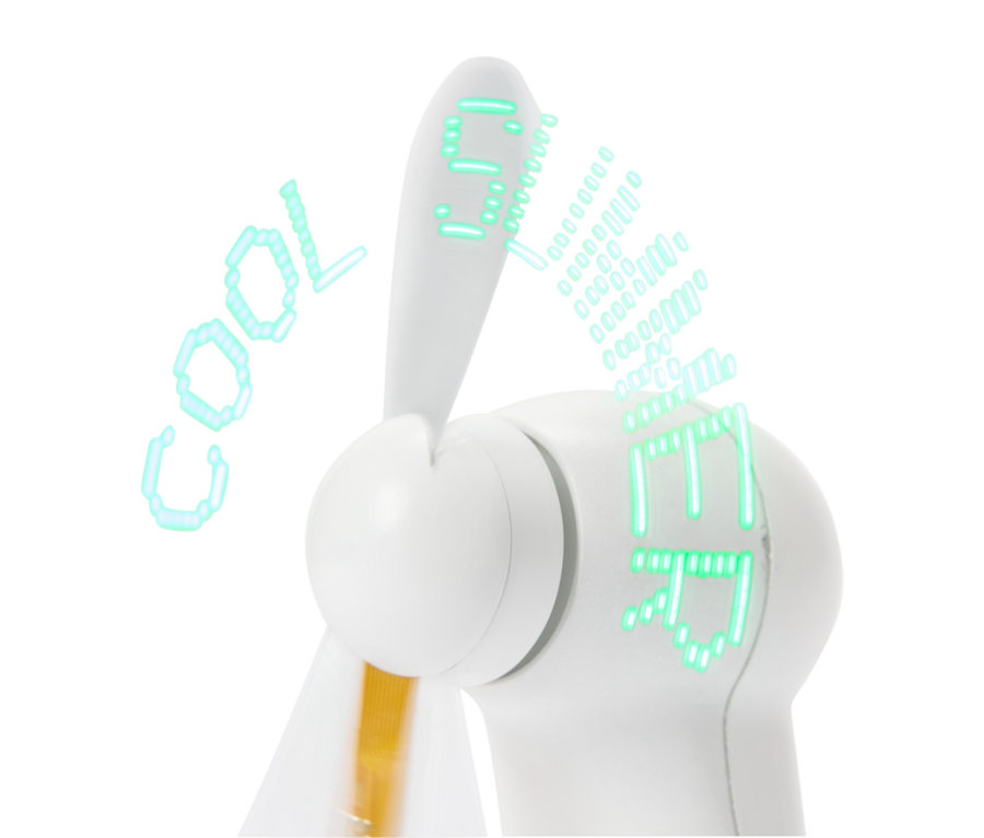 Detailní záběr na bílý mini ventilátor zobrazující zelené LED nápisy „COOL“ a „LED“.