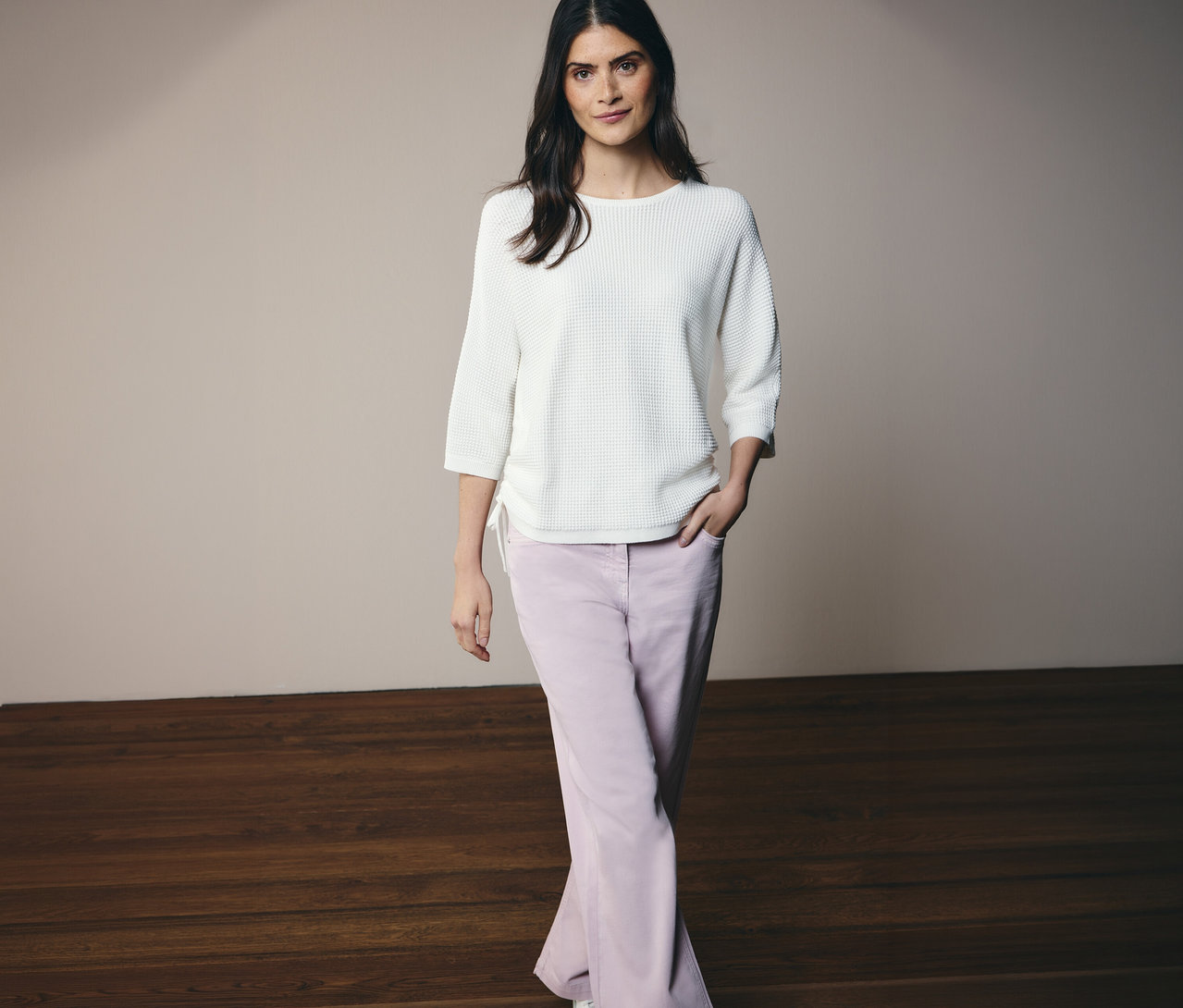 Žena pózuje ve svetru z jemného úpletu CECIL a džínsech CECIL »Neele«.