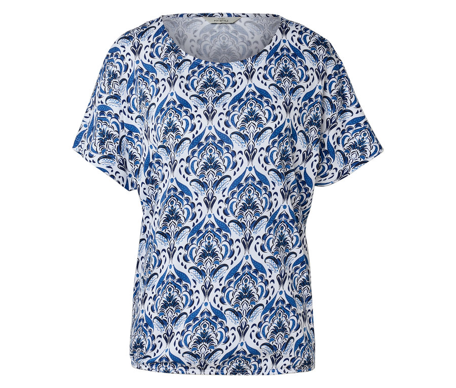 Bílé tričko s modrým vzorem.