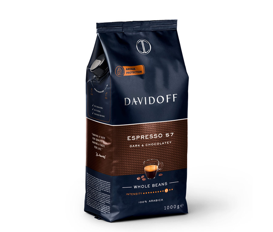 Tmavě modré a hnědé balení kávy DAVIDOFF CAFÉ Espresso 57, 1 kg zrnkové kávy s ochranou aroma a šálkem espressa.
