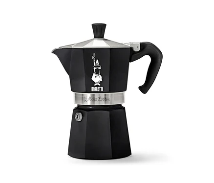 Černý kávovar Bialetti Moka Express na bílém pozadí.