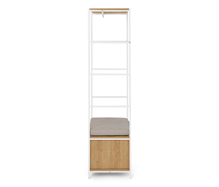 Vysoký, úzký věšák s bílým kovovým rámem, dřevěnými policemi a polstrovaným sedadlem.