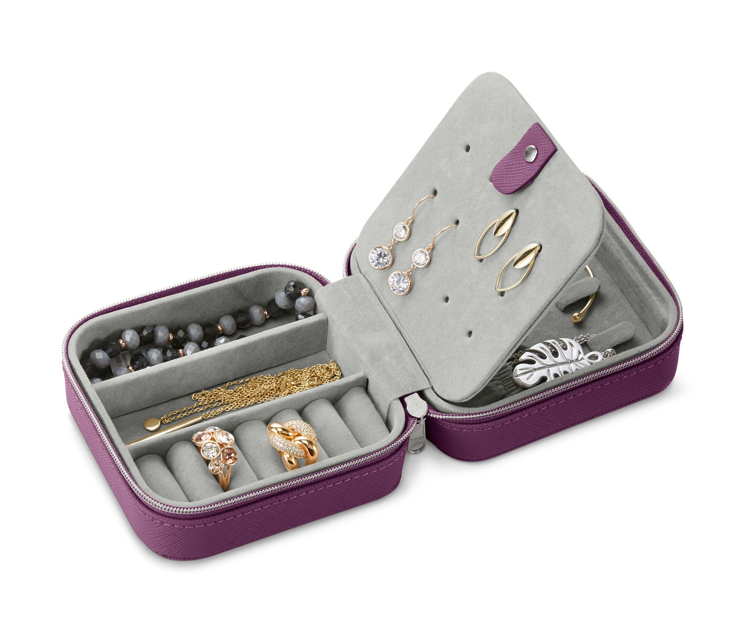 Otevřená malá šperkovnice fialové barvy s uloženými šperky.