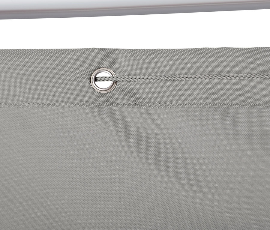 Detail šedé balkonové zástěny proti větru a zvědavým pohledům s kovovým očkem a provázkem.