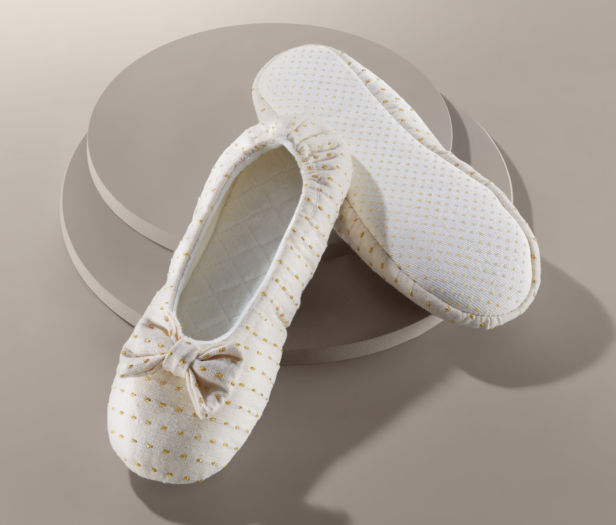 Dvoje domácí baleríny leží na sobě na hnědém pozadí.