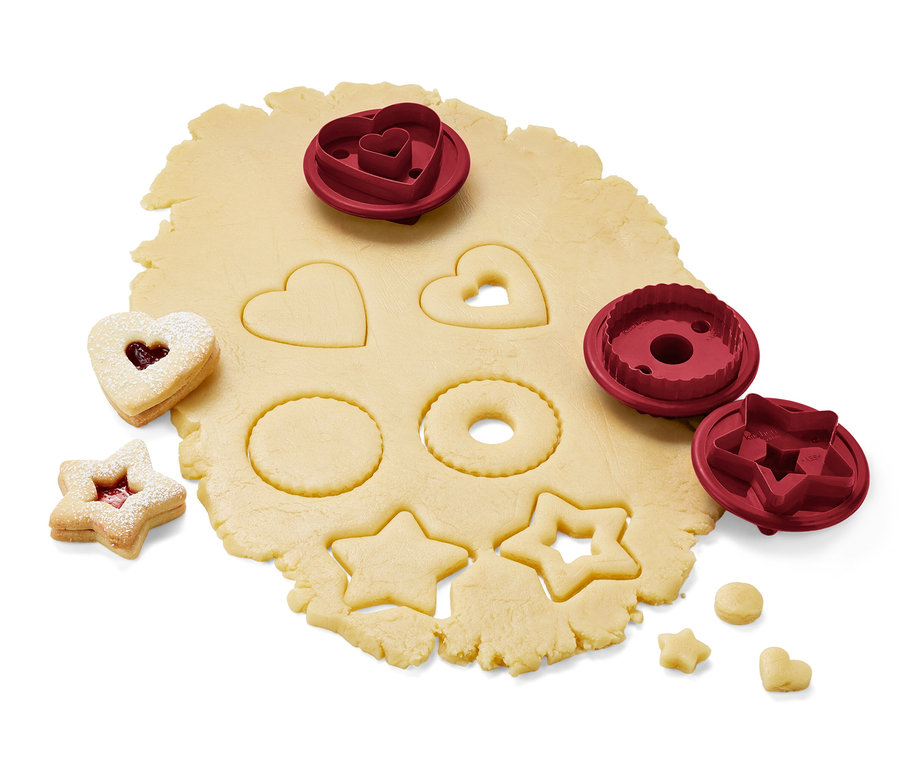 Vykrajovátka na linecké cukroví, 3 ks na vále s vykrájeným těstem.