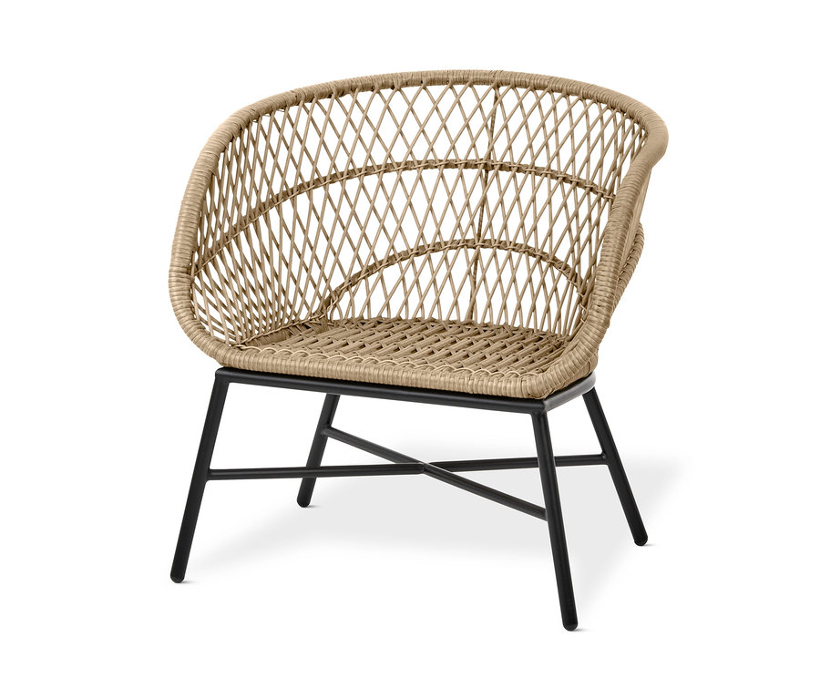 Lounge křeslo Boho s polyratanovým výpletem na černých nohách.