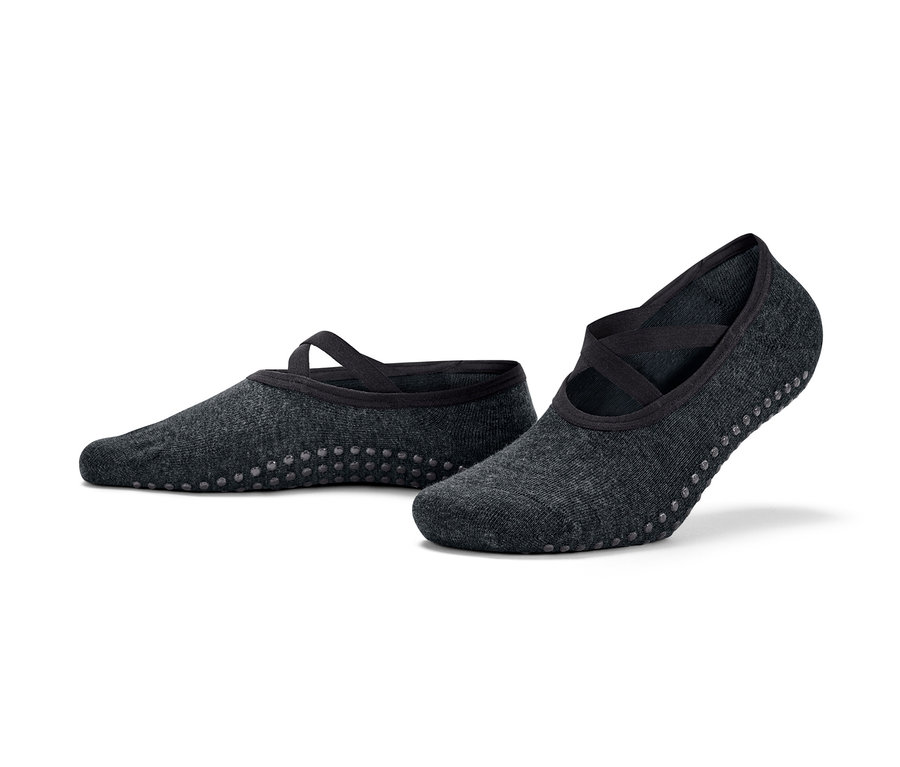 Dva páry sportovních šlapek.