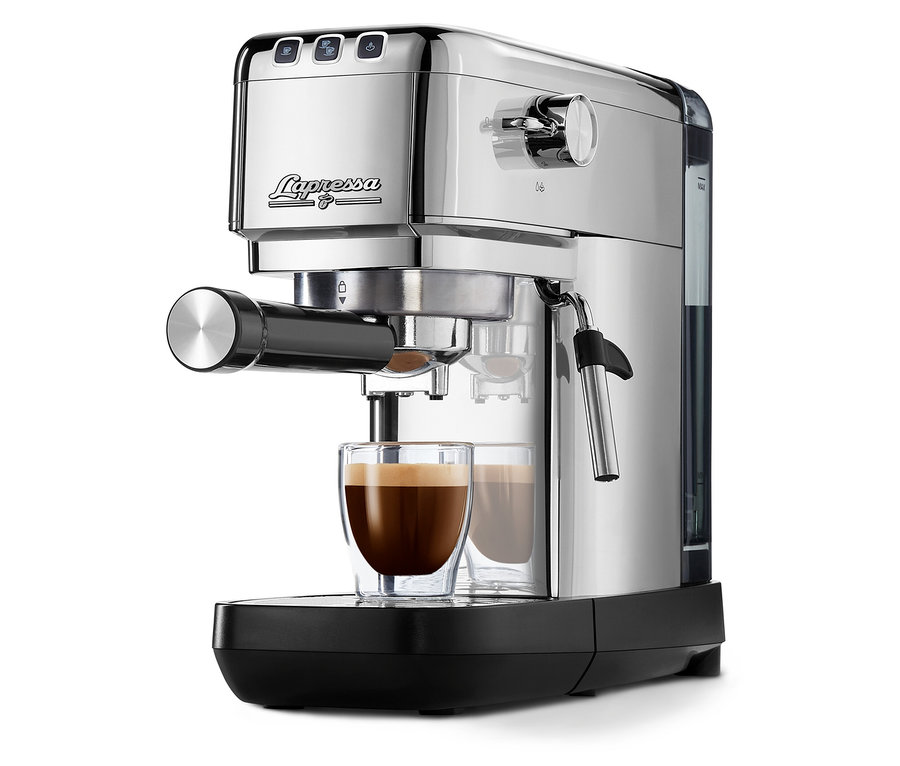 Stříbrný kávovar Lapressa s kávou v šálku.