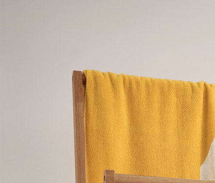 Na dřevěném věšáku visí žluto-bílý žakárový ručník a béžovo-bílý ručník. Ve spodní části jsou 2 úložné košíky.