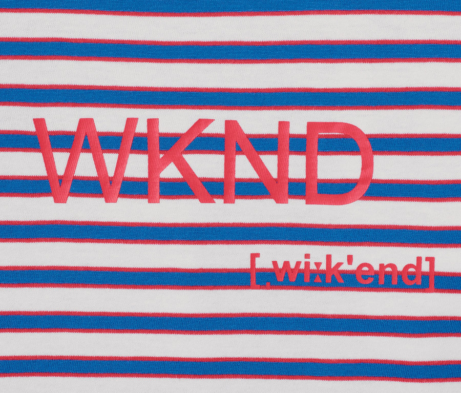 Detail dívčí noční košile s červenými a modrými pruhy a nápisem "WKND".