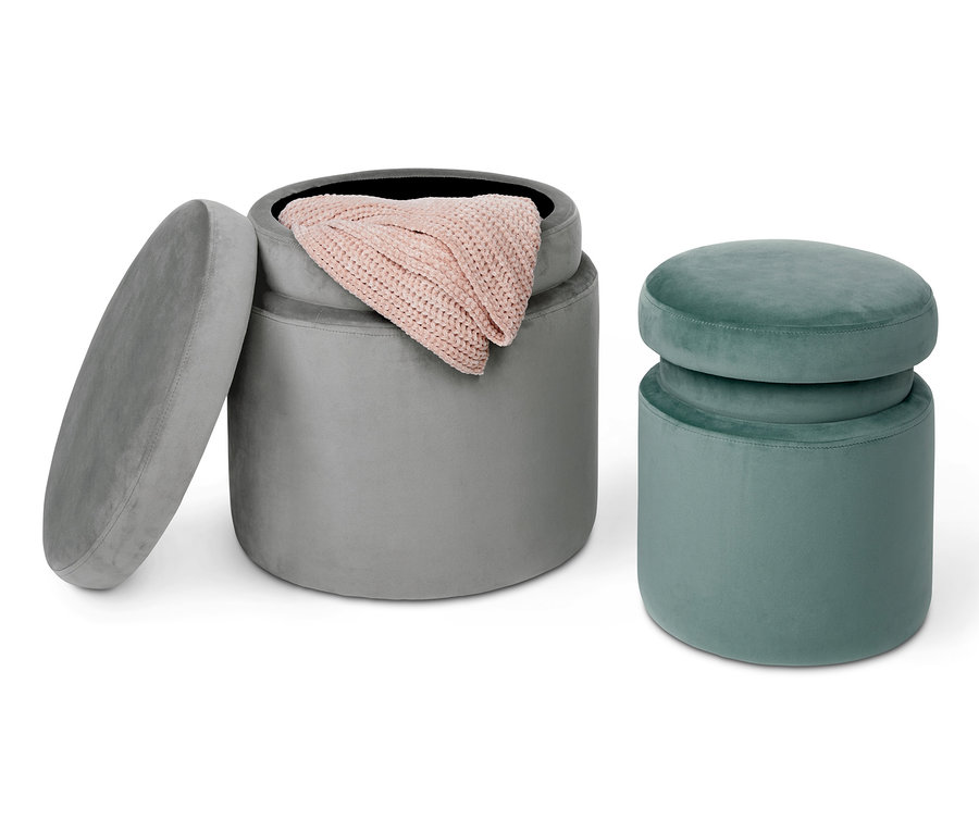 Dva sametové taburety s úložným prostorem, jeden šedý s odklopeným víkem a růžovou dekou uvnitř, druhý zelený.