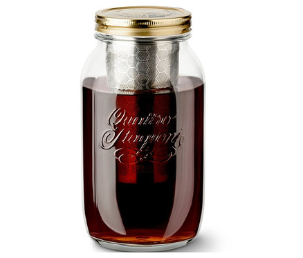 Sklenice pro přípravu cold brew »BrewJar« s filtrem a obsahem, na bílém pozadí.