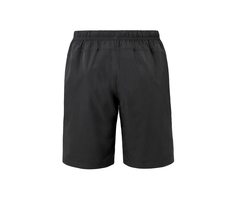 Černé sportovní šortky.