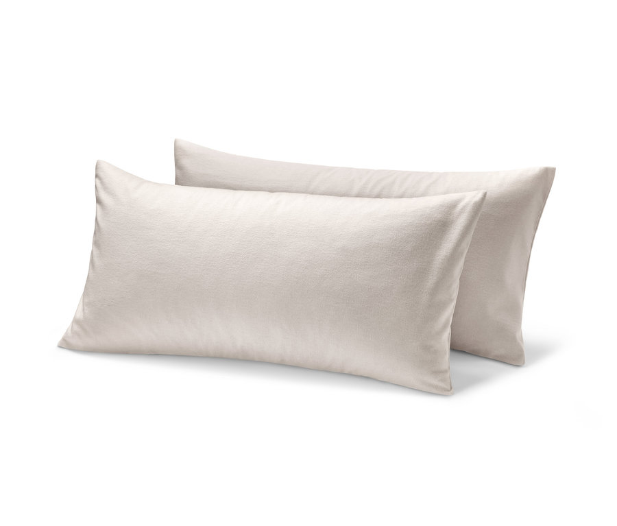 Dva béžové povlaky na polštáře z biberu.