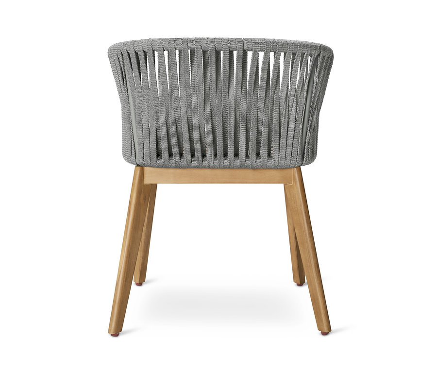 Pohled zezadu na jídelní křeslo s textilním výpletem a dřevěnýma nohama.