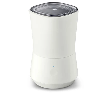 Krémově bílý elektrický napěňovač mléka.