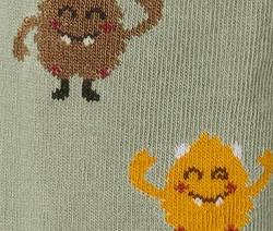 Detail pletených legín s kreslenými příšerkami.