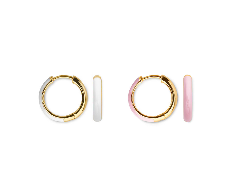 Dva páry kruhových náušnic: jedny pozlacené s bílým smaltem a druhé pozlacené s růžovým smaltem.