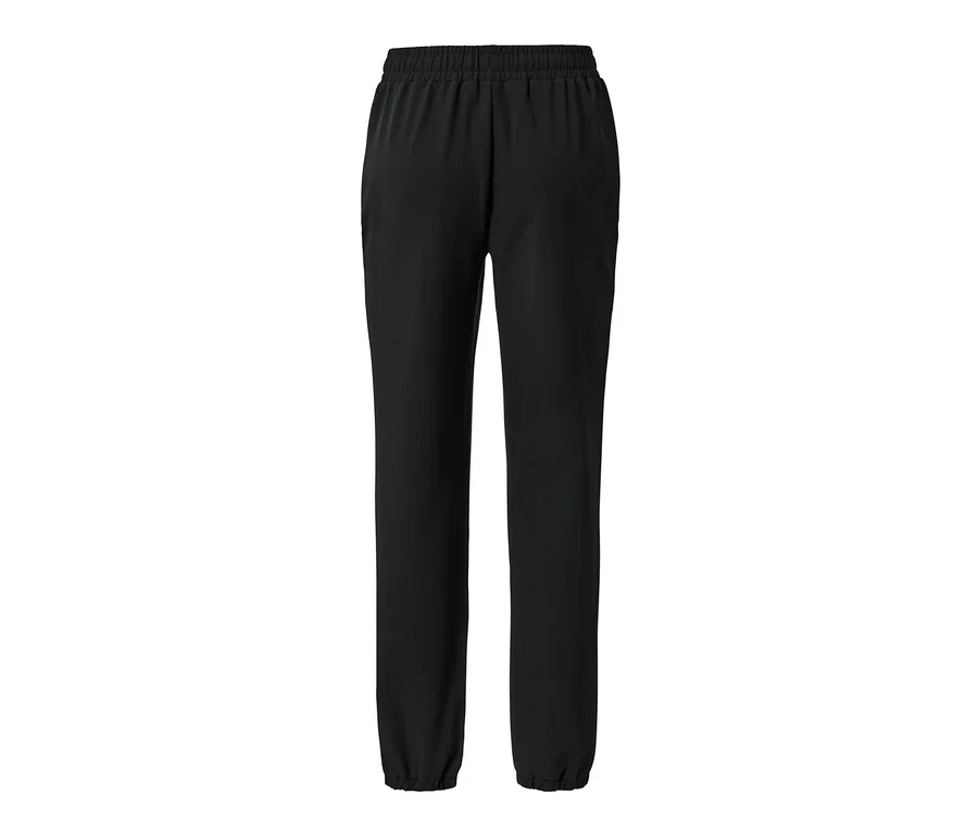 Černé softballové joggingové kalhoty.