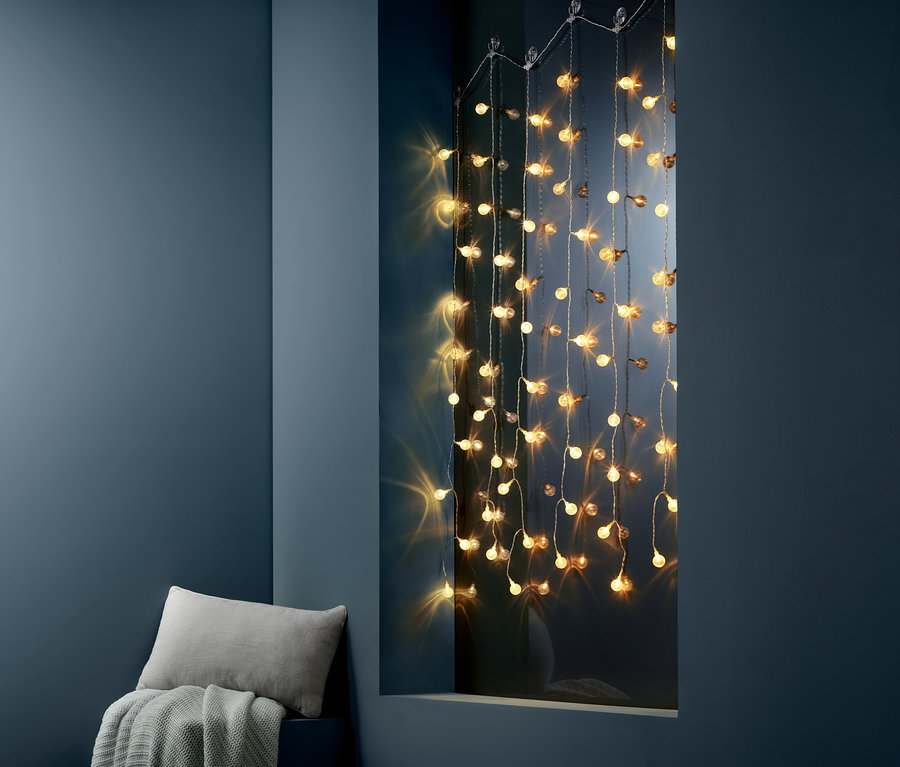 Světelný závěs s LED Koule visí v místnosti.